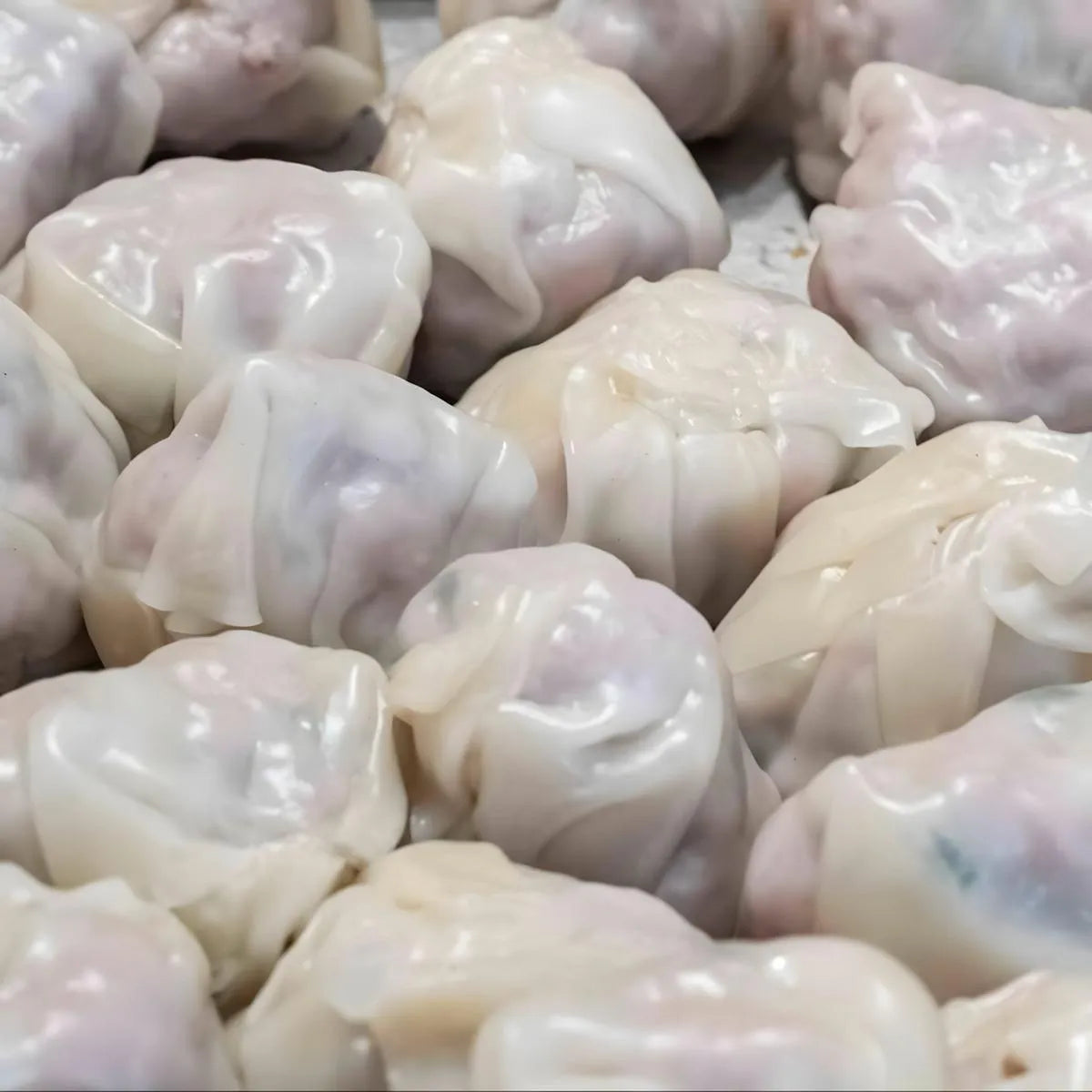 Gros plan sur des bouchons poulet surgelés LE TRAITEUR DE BOURBON, farcis de viande de volaille tendre, parfaits pour apéritif ou plat principal.